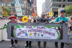 kyrkor marscherar i new york city for att forkunna ingen tro pa fossila branslen 6508688b43bc9