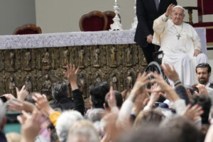 paven besoker venedig for att tala med konstnarer och fangar bakom biennalens fangelseutstallning 6630c5703c730